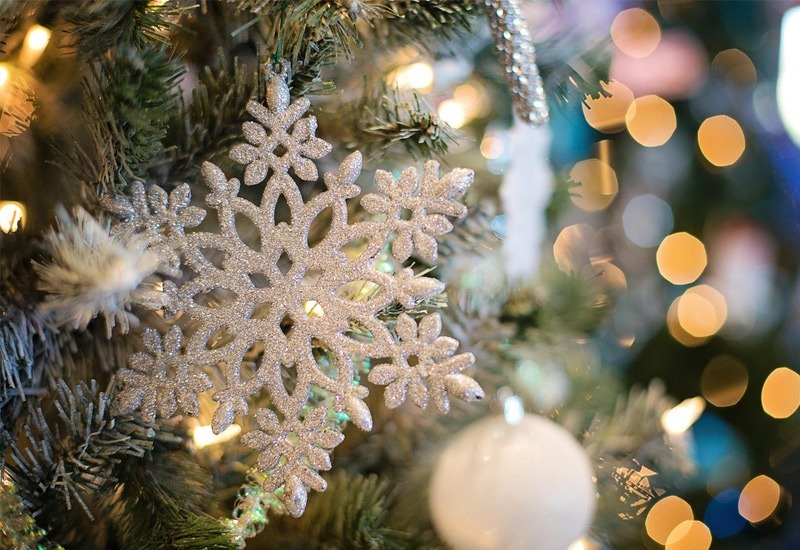 Eine große weise Schneeflocke als Dekoration an einem Weihnachtsbaum