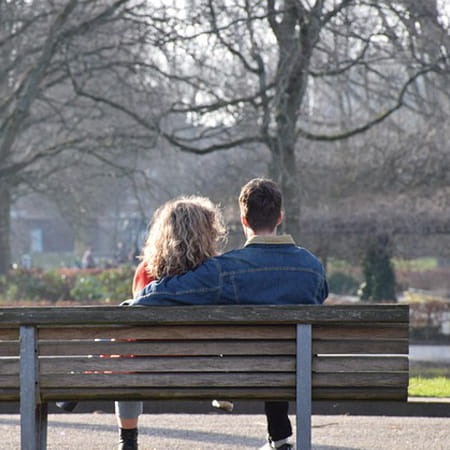 Ein Pärchen auf einer Park Sitzbank in Wiesbaden