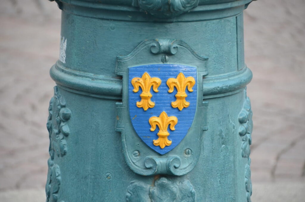 Die drei Lilien aus dem Wappen der Stadt Wiesbaden