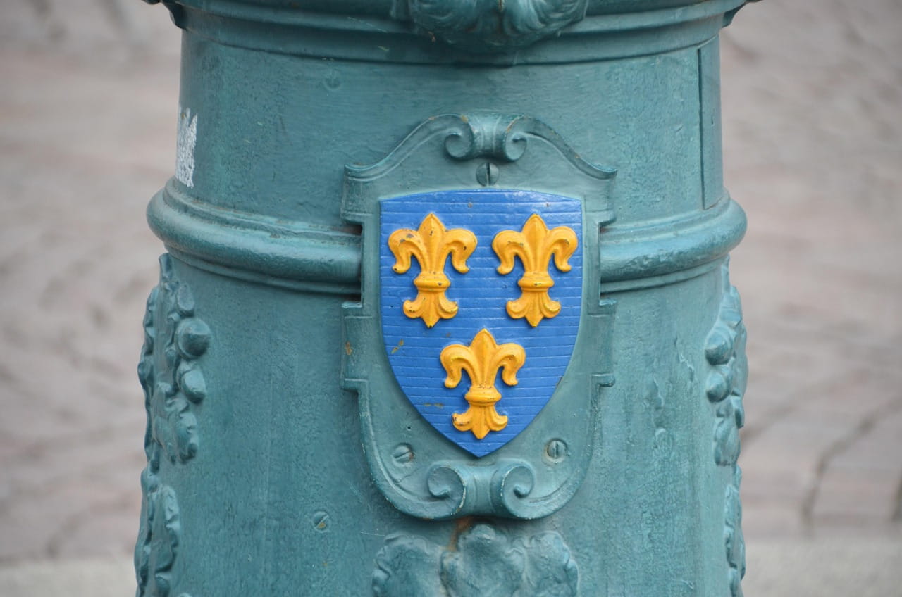 Die drei Lilien aus dem Wappen der Stadt Wiesbaden