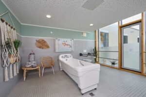 Wellness- und Therapieraum mit moderner Pflegebadewanne und freundlicher Dekoration für entspannte Pflegemomente