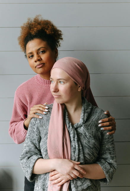 Zwei Personen in einer ruhigen, unterstützenden Umarmung als Symbol für Hilfe, Begleitung und Solidarität in Wiesbaden