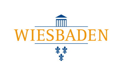 Offizielles Logo der Stadt Wiesbaden mit den drei Lilien und der stilisierten Kurhaus-Silhouette