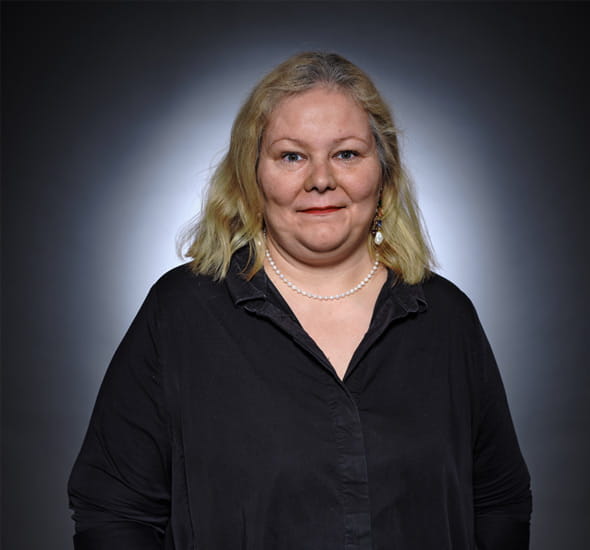 Porträt von Nadine Ruf, Vorstandsmitglied der AWO Wiesbaden, vor dunklem Hintergrund