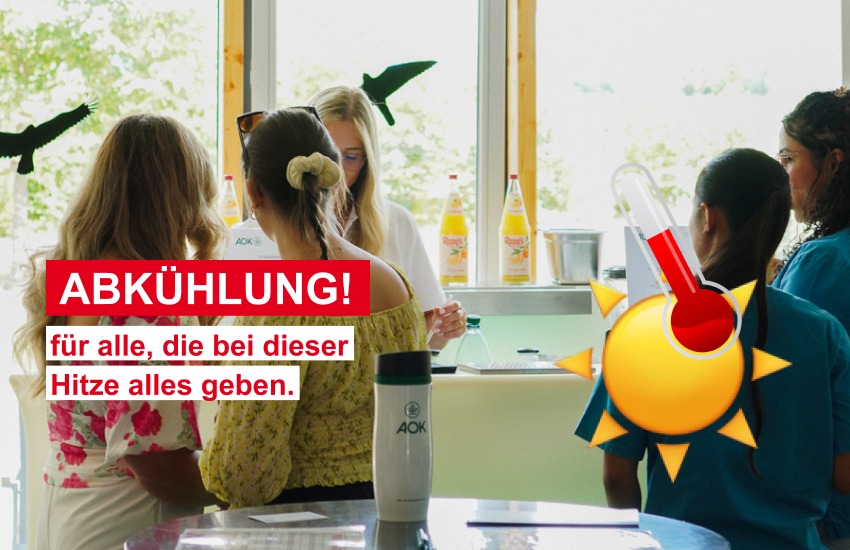 Mitarbeitende des Pflegezentrums Konrad Arndt probieren verschiedene Getränke an der gemeinsamen Smoothiebar von AWO Wiesbaden und AOK.